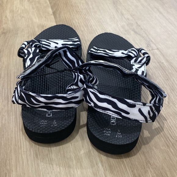 NEW Women’s Choose One Hiking Sandals - Picture 3 of 3